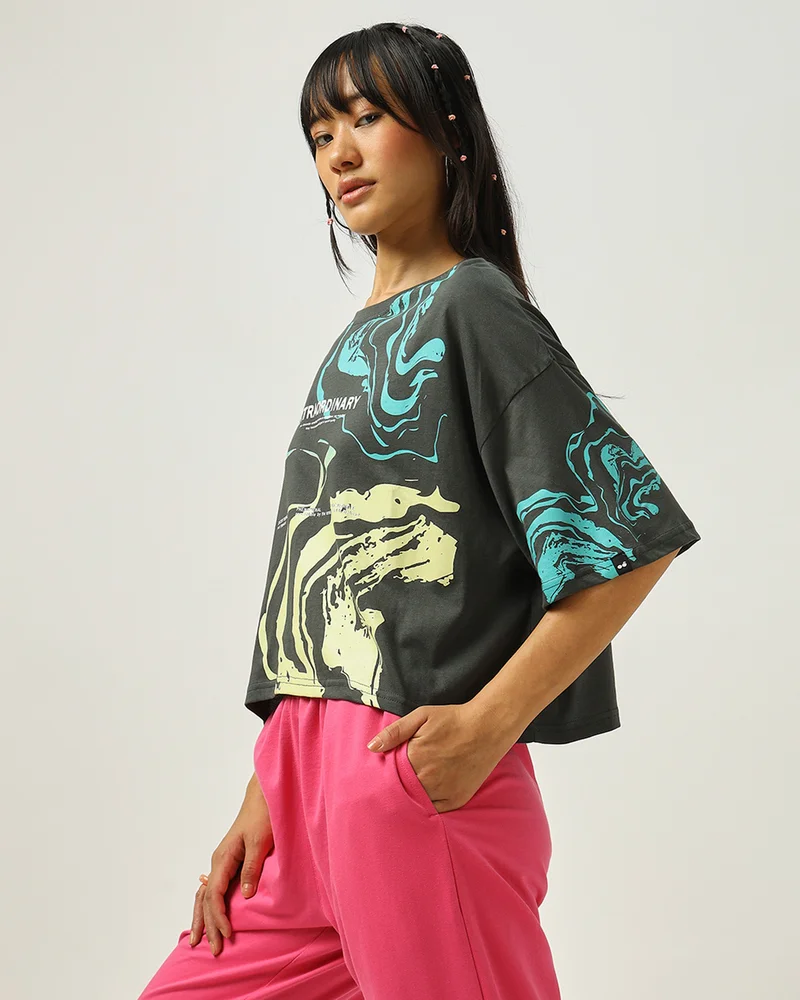 بيواكوف بلوزة نسائية قصيرة رمادية بطبعة جرافيك مقاس كبير